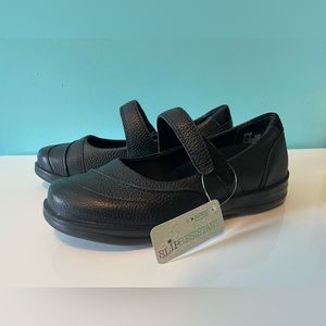 Apex Black Full Grain Leather Mary Janes Size 7.5 Wide Velcro Straps